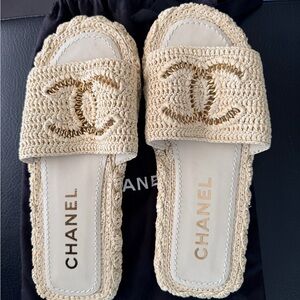 CHANEL Cream/Beige Raffia CC Espadrille Slide Mule Sandals 38 NEW